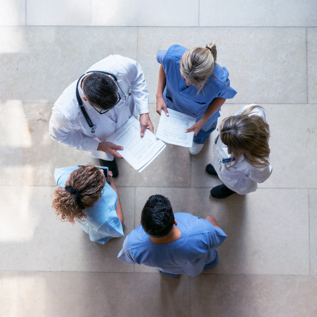 Equipo médico colaborando